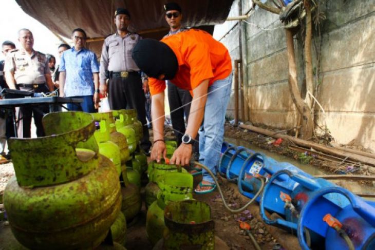 Polri Gerebek Gudang Pengoplos Tabung Gas