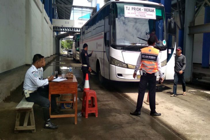Bus Tak Laik Dikeluarkan Dari Terminal Merak