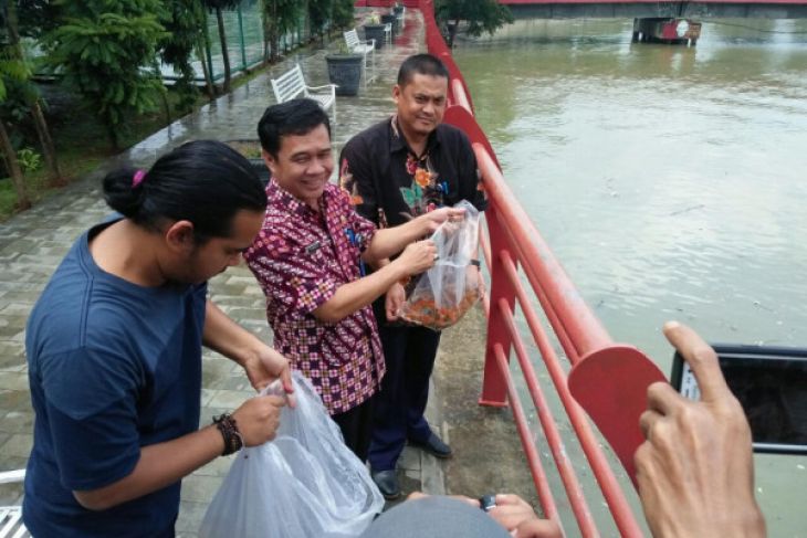 Karyawan PDAM Kota Tangerang Tebar Benih Ikan