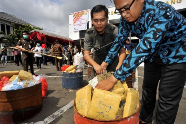 Kejari Serang Musnahkan Barang Bukti Hasil Kejahatan