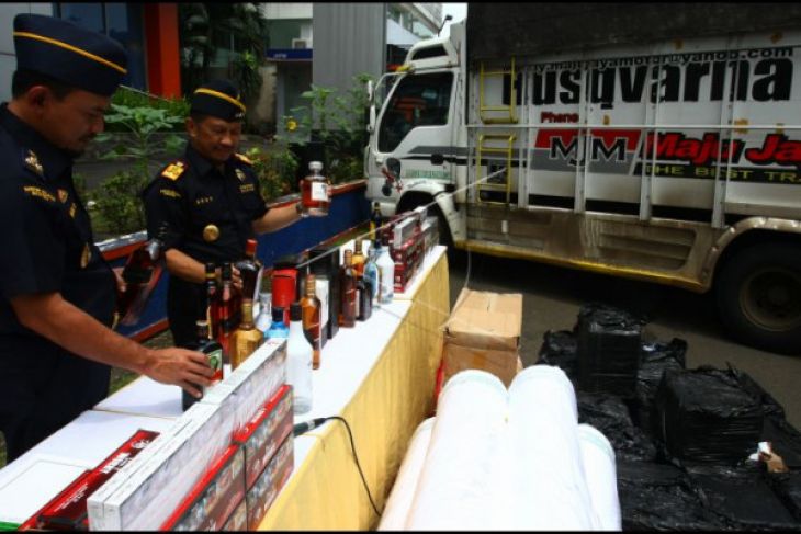 Satpol PP Lebak Musnahkan Ratusan Botol Miras