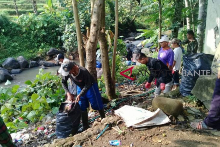 Jelang HUT Indonesia Kademangan Lakukan Kampung Bersih