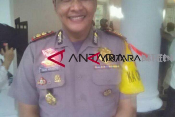 Nelayan Lebak Gotong Royong Bersihkan Mapolsek Bayah