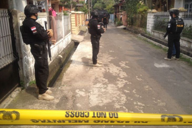 Densus Amankan Barang Bukti Di Lokasi Penggerebekan