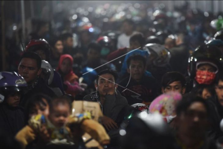 Pemudik Motor Di Merak