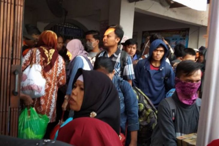Arus Mudik - Penumpang Stasiun Rangkasbitung Tembus 27.000 Orang