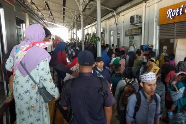 Arus Mudik - Pemudik Stasiun Rangkasbitung H-2 31.000 Penumppang