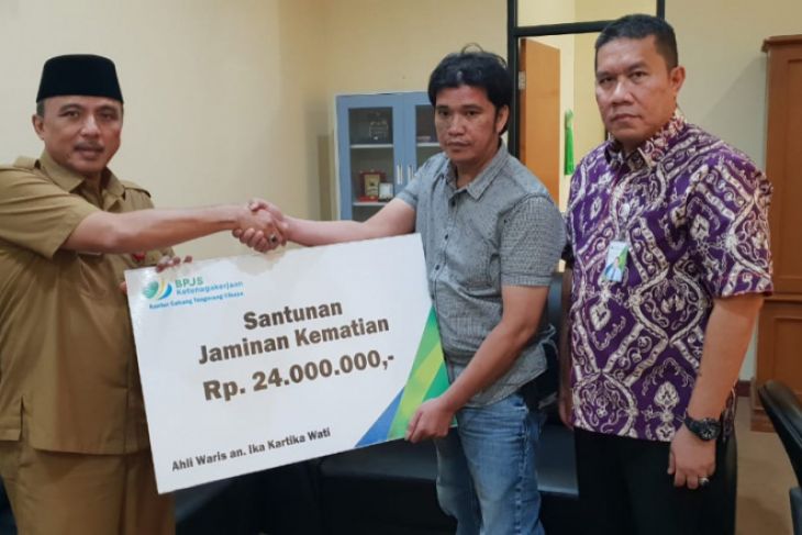 BPJS TK Serahkan Santunan Kematian Guru Honorer