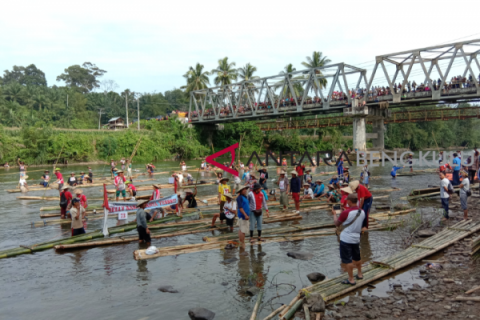 Memikat wisatawan dengan lomba rakit tradisional