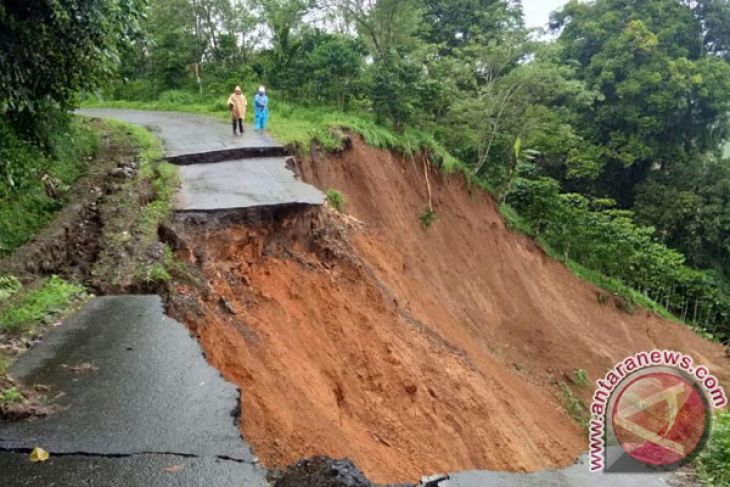 Delapan rumah terancam longsor