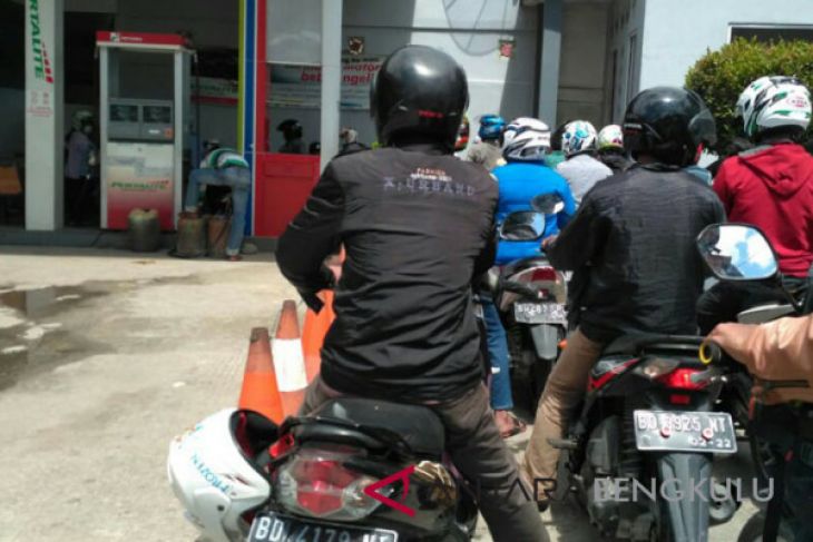 Pertamina akan tindak SPBU layani jerigen