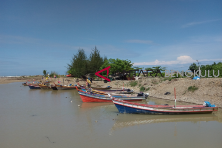 Nelayan Bengkulu Selatan dapat bantuan perahu fiber