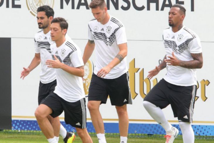 Ozil absen pada pemanasan terakhir Jerman