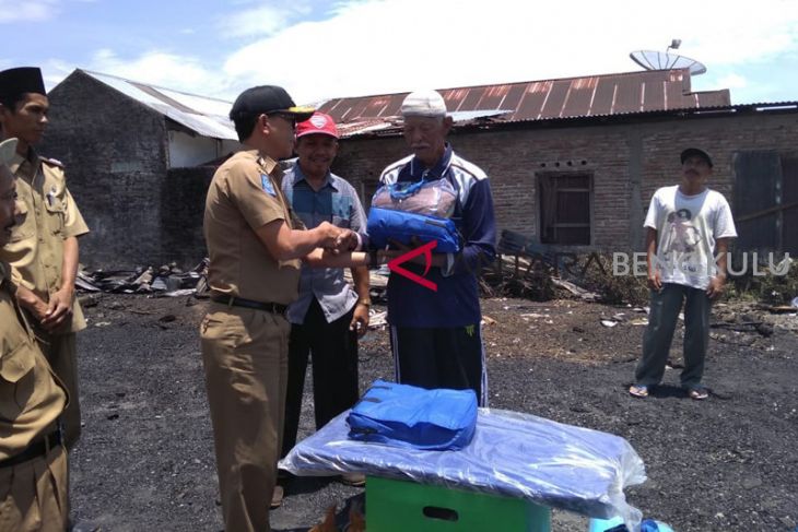 Pemkab Rejang lebong bantu lansia korban kebakaran