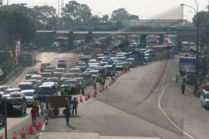 Arus Sekitar Gerbang Tol Cikampek  Ramai Lancar ANTARA 