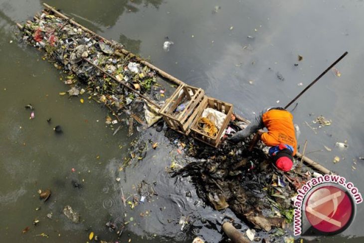 Delapan ton sampah dievakuasi dari Kali Bekasi