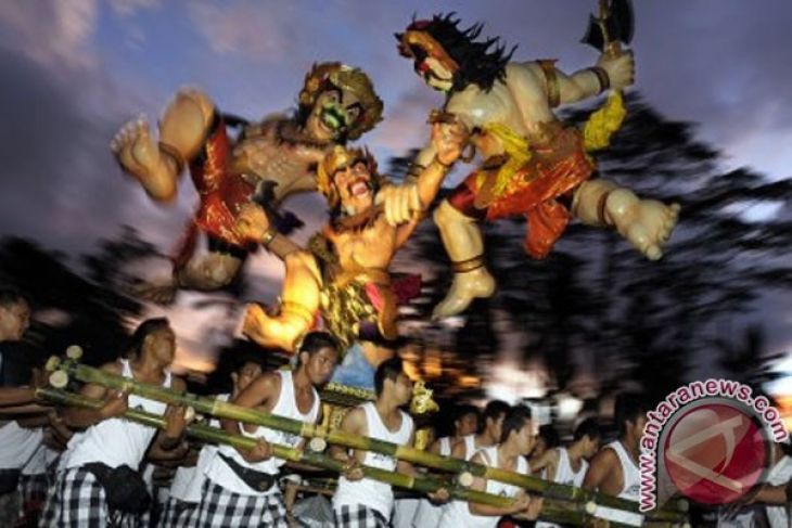 Ratusan Ogoh-ogoh parade di Bali