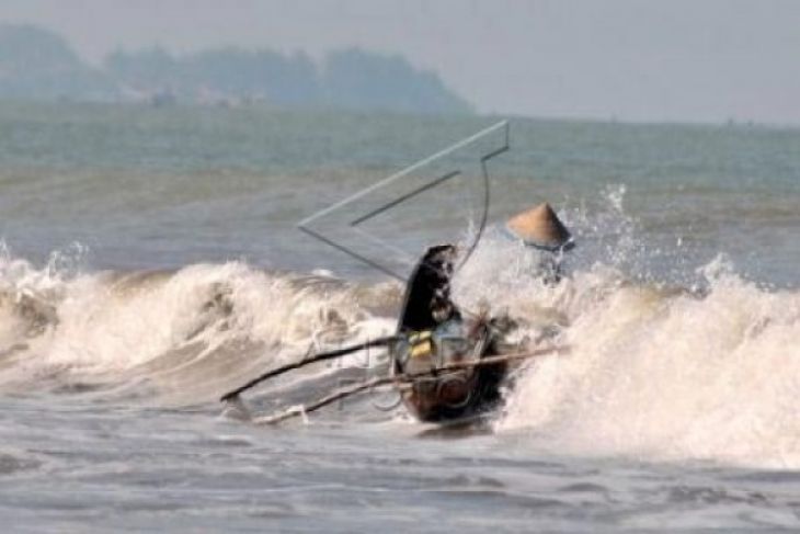 Diterjang gelombang dikabarkan empat nelayan Karawang hilang