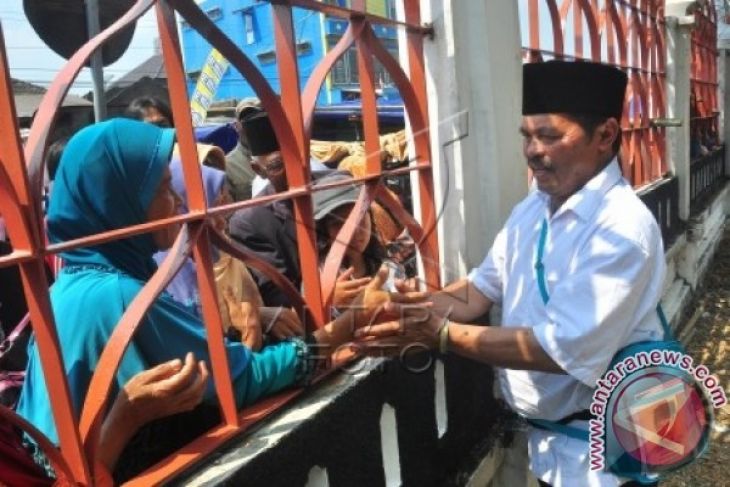 Pengantar JCH padati kompleks Pemkab Karawang