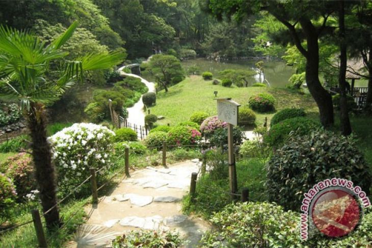 Bekasi bangun taman konsep bunga untuk wisata