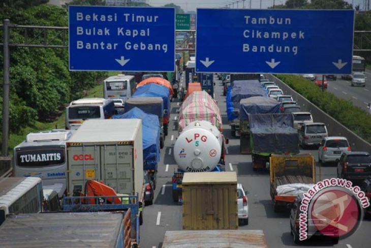 Ini dia Truk  ekspedisi  berstiker boleh lintasi jalan tol 