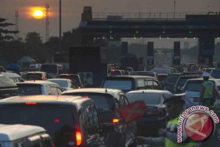 Volume kendaraan pemudik di Tol Jakarta-Cikampek berkurang