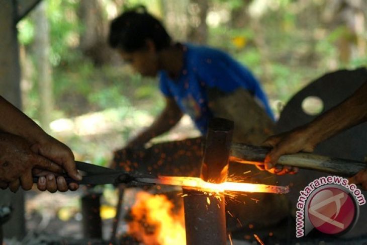  Pandai  Besi  Sukabumi Siap Bersaing Dengan Produk Impor 