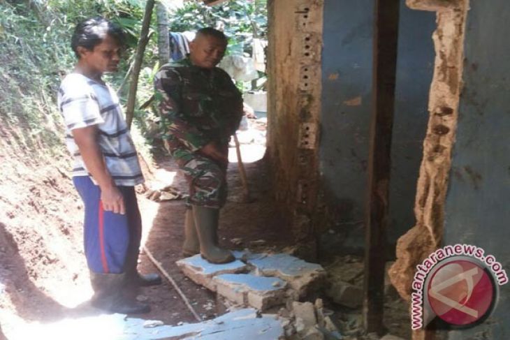 Lagi, longsor rusak empat rumah di Cisarua Sukabumi