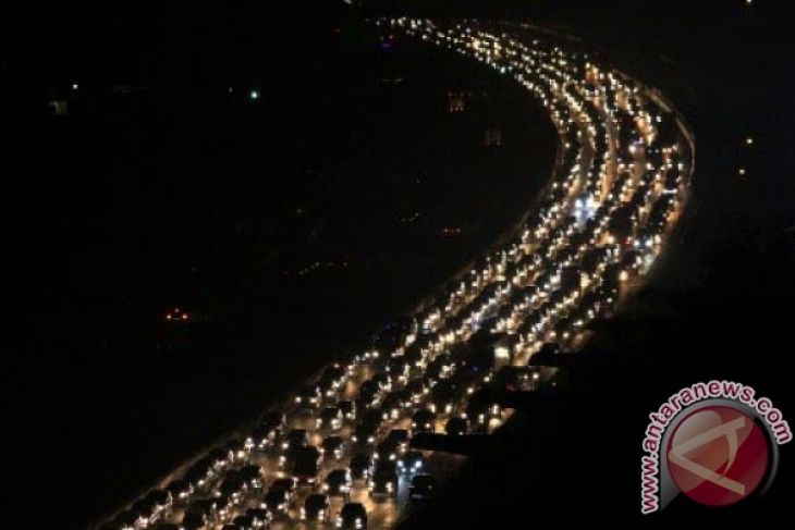 Pemudik padati Tol Jakarta-Cikampek tengah malam