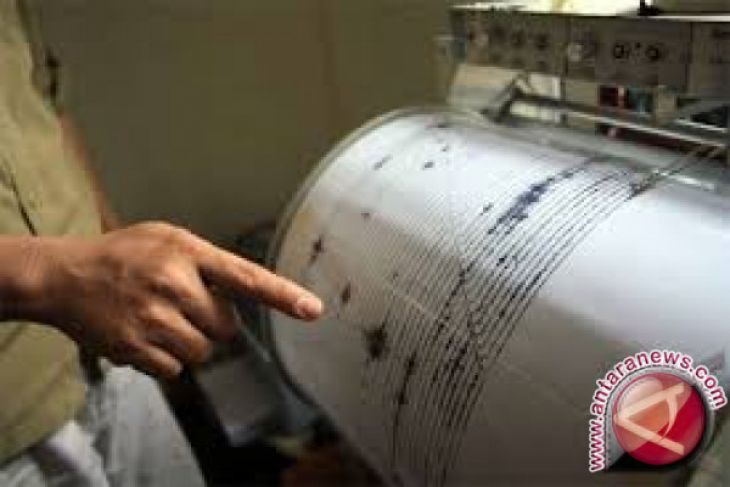 Tiga orang meninggal akibat gempa di Jatim