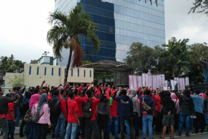 Korban kecelakaan kerja di-PHK, ratusan buruh berdemo di Toyota