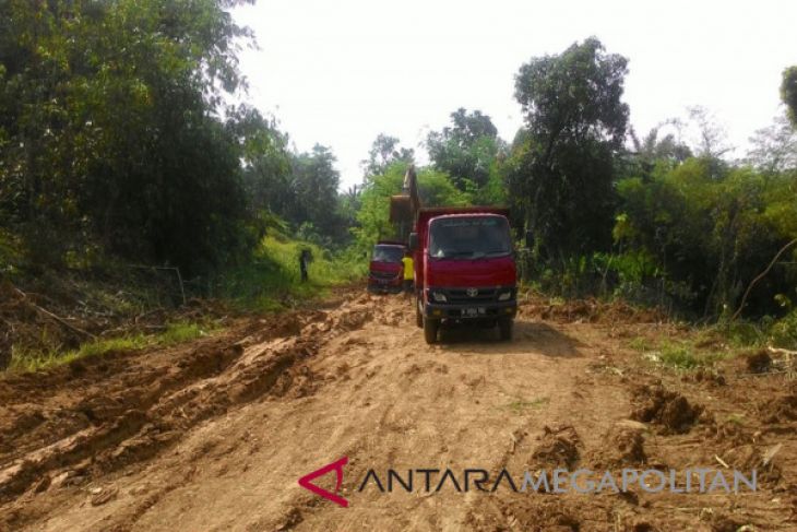 Karawang hentikan kegiatan galian tanah merah ilegal