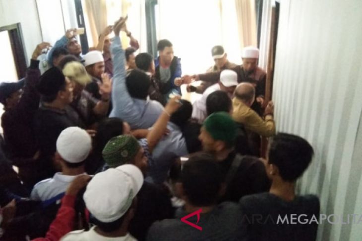 Waduh, seorang anggota DPRD Karawang dikeroyok