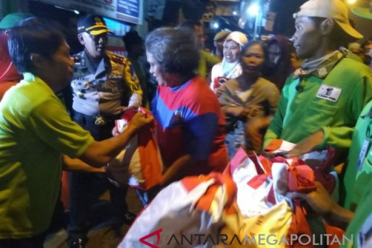 Presiden bagi-bagi sembako di Sindang Barang