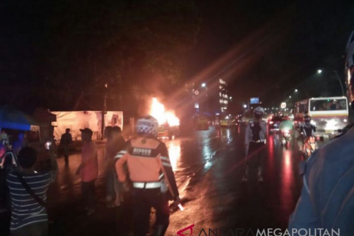 Sebuah angkot di Bogor ludes terbakar