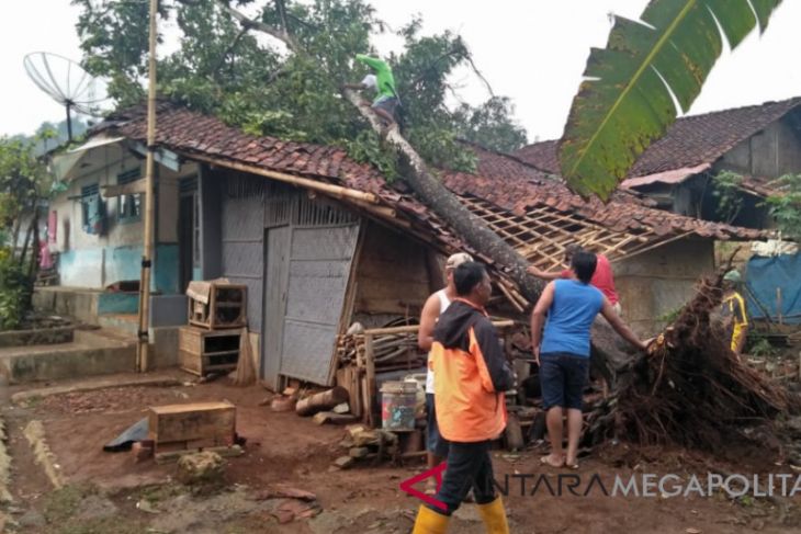 BPBD: Enam rumah rusak disapu puting beliung