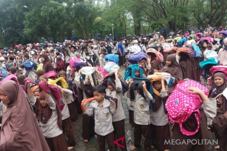 Ratusan murid Al-Hidayah Bekasi berhamburan akibat gempa