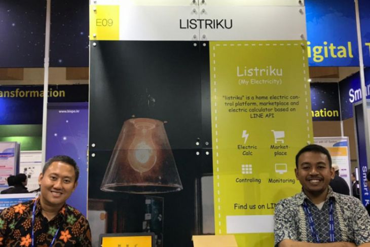 Imam Pesuwaryantoro (kiri) bersama rekannya Fardhan Adharizal mengembangkan aplikasi Listriku yang sukses menyabet penghargaan internasional Best Leading Inovation Award' dan medali emas Bixpo Award 2018 di Korea Selatan | Sumber: Istimewa