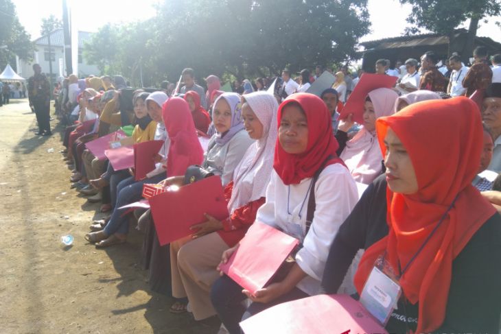 Presiden Jokowi menyerahkan sertifikat penyambungan listrik masyarakat tidak mampu