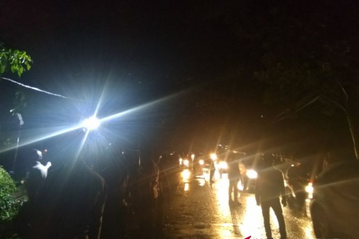 Jalan Lawang Gintung bisa dilalui pascaangin kencang
