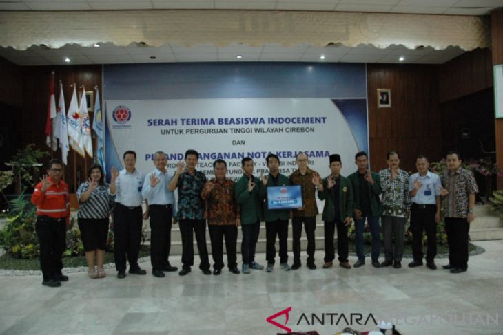 Ratusan mahasiswa berprestasi raih beasiswa