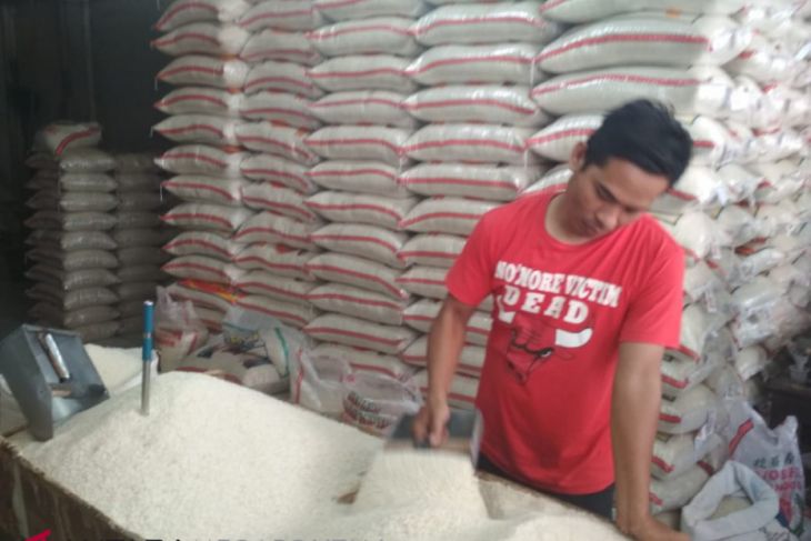 PASOKAN BERAS KE PASAR TRADISIONAL SUKABUMI MENINGKAT