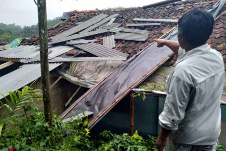 Wilayah Utara Sukabumi dilanda puting beliung