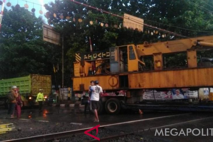 Evakuasi crane mogok Bekasi butuh enam jam