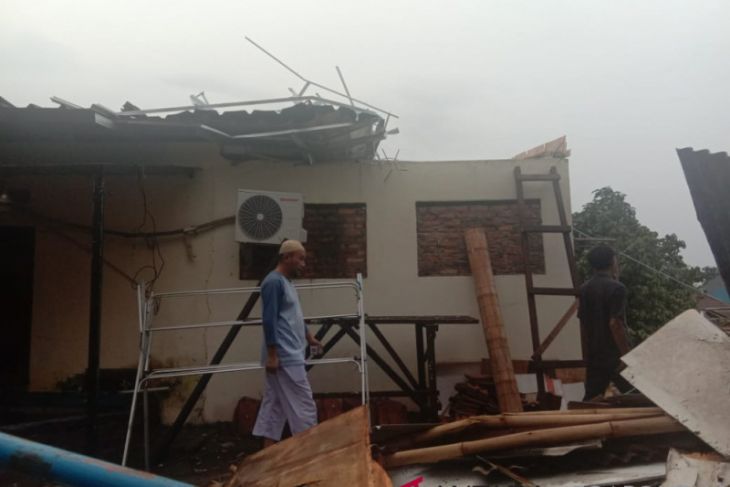 Rumah warga di Bogor rusak diterjang hujan ekstrem