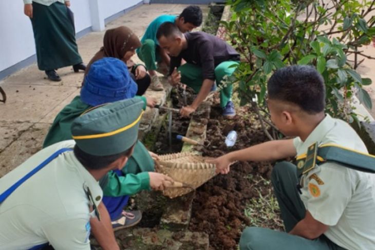 Mahasiswa Polbangtan Bogor buat 1,000 lubang biopori