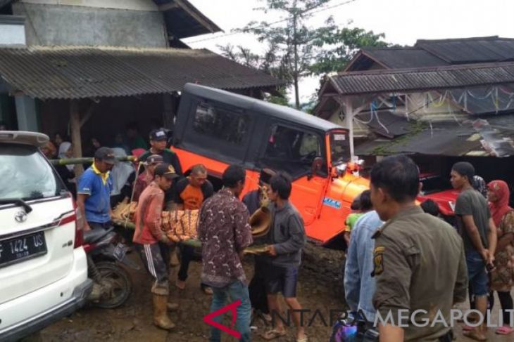 Delapan jenazah korban tanah longsor ditemukan