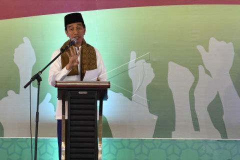 Ulama Madura Sematkan Sorban Tanda Dukungan Kepada Jokowi