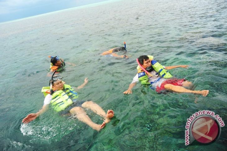 Pantai Botutonuo Dipadati Pengunjung