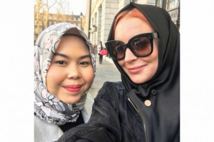 Sosok di Balik Kerudung Lindsay Lohan